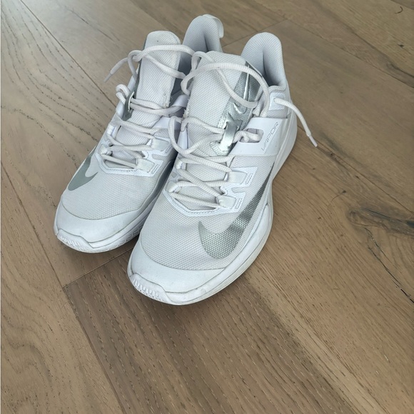 Nike Vapor Tennis Shoes Men’s Sz 9.5 Wmns Sz 11 Excellent Condition Used 5x - Picture 1 of 6